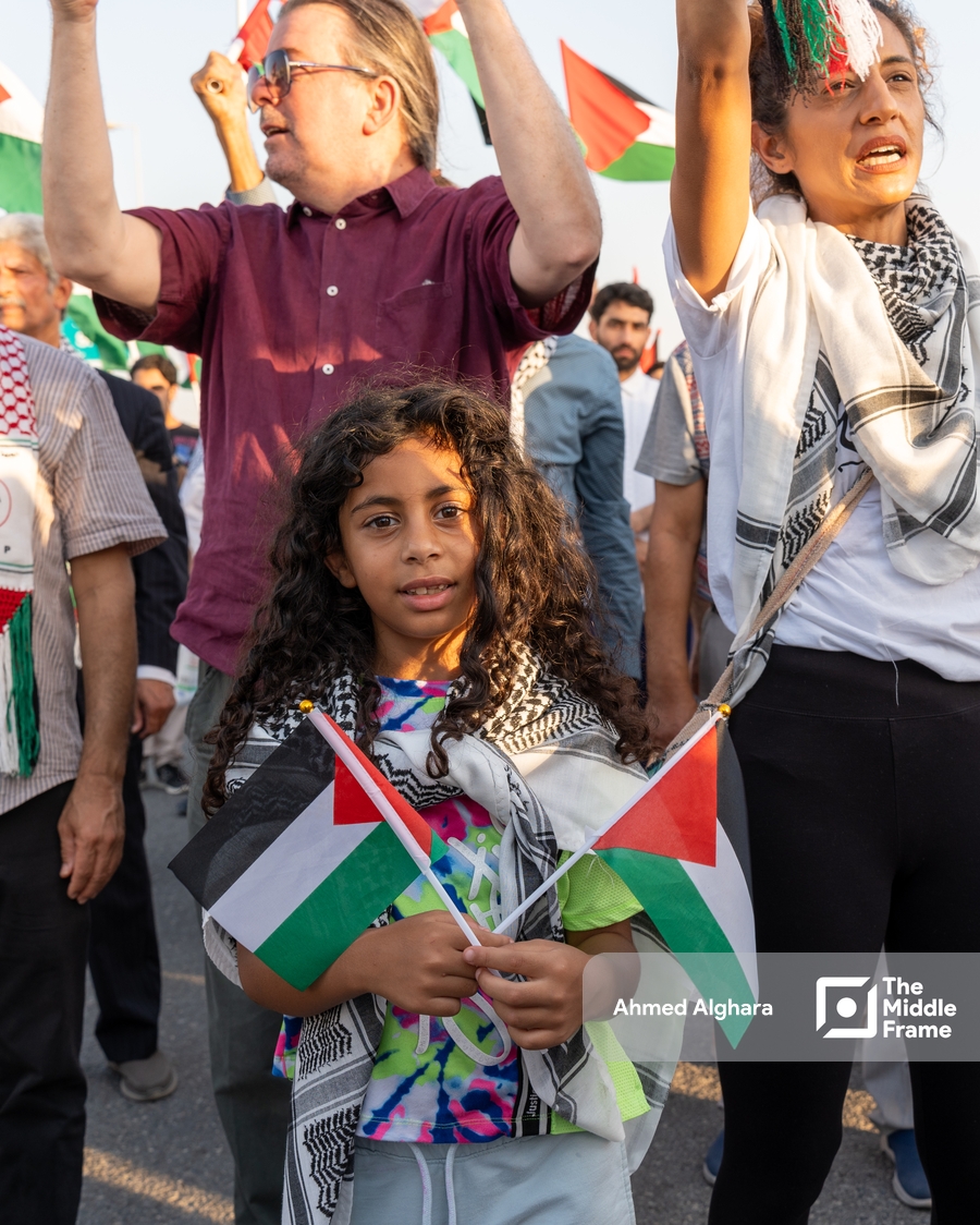 “Glory to the martyrs and victory to the resistance.” A mass march in Bahrain