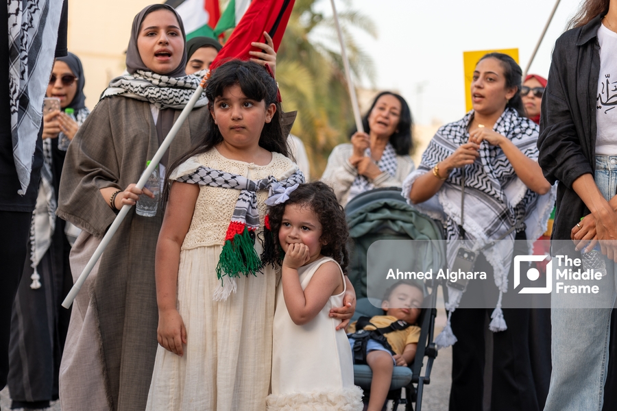Mass demonstration in Bahrain in support of the Palestinian resistance.