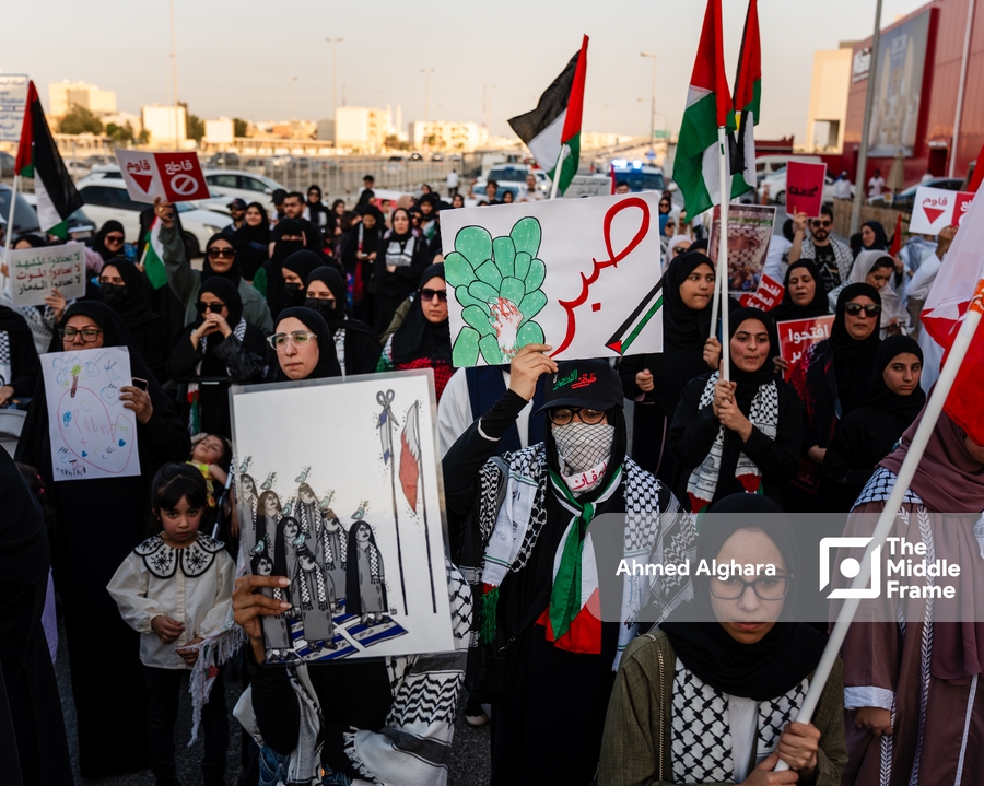 “Glory to the martyrs and victory to the resistance.” A mass march in Bahrain