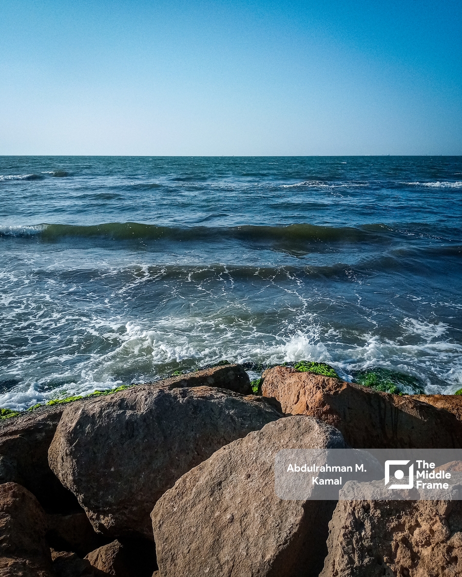 Gentle waves crashing against large rocks.