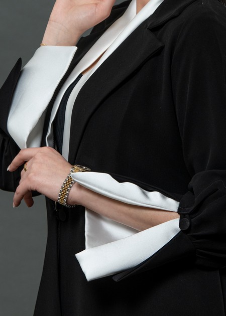 Lady in black and white Abaya