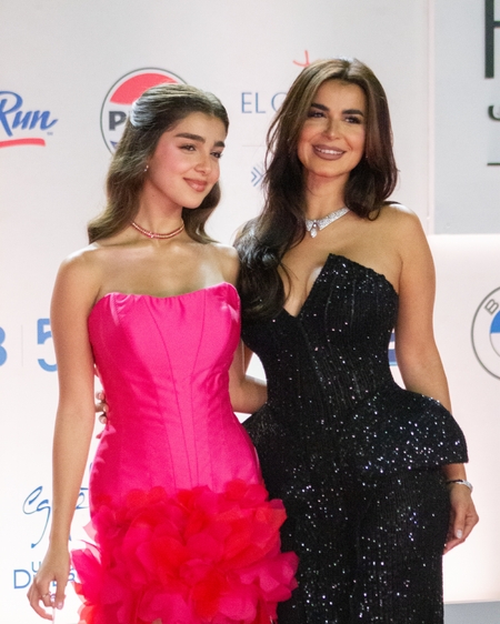 الفنانة رانيا منصور برفقة ابنتها توانا اثناء العرض الأول لفيلم السادة الأفاضل